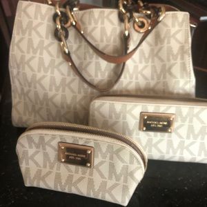 MichaelKors Purse w/matching wallet & cosmetic bag